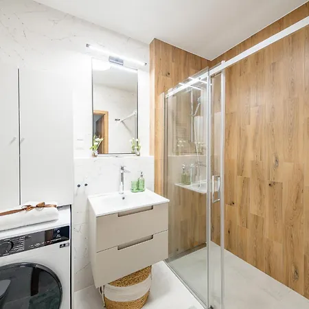 Apartmán Modern - 50m2, Parking & Balcony - By Rentujemy