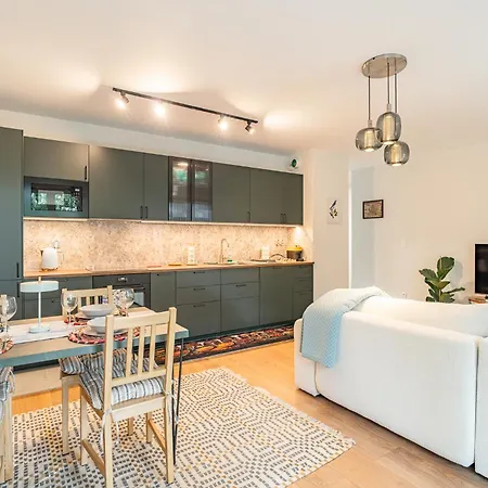 Apartmán Modern - 50m2, Parking & Balcony - By Rentujemy Krakov